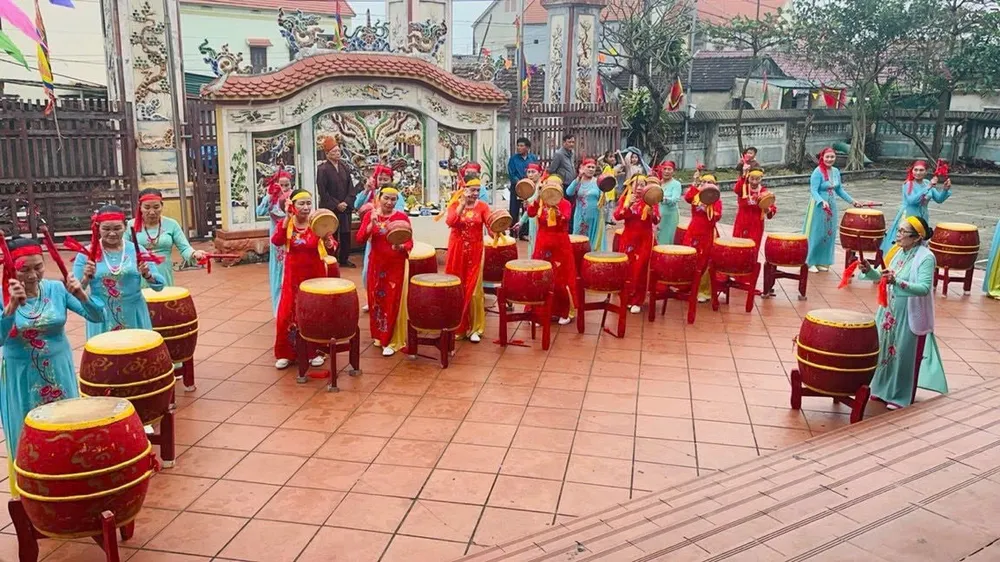 Mái đình bên bờ biển Đông