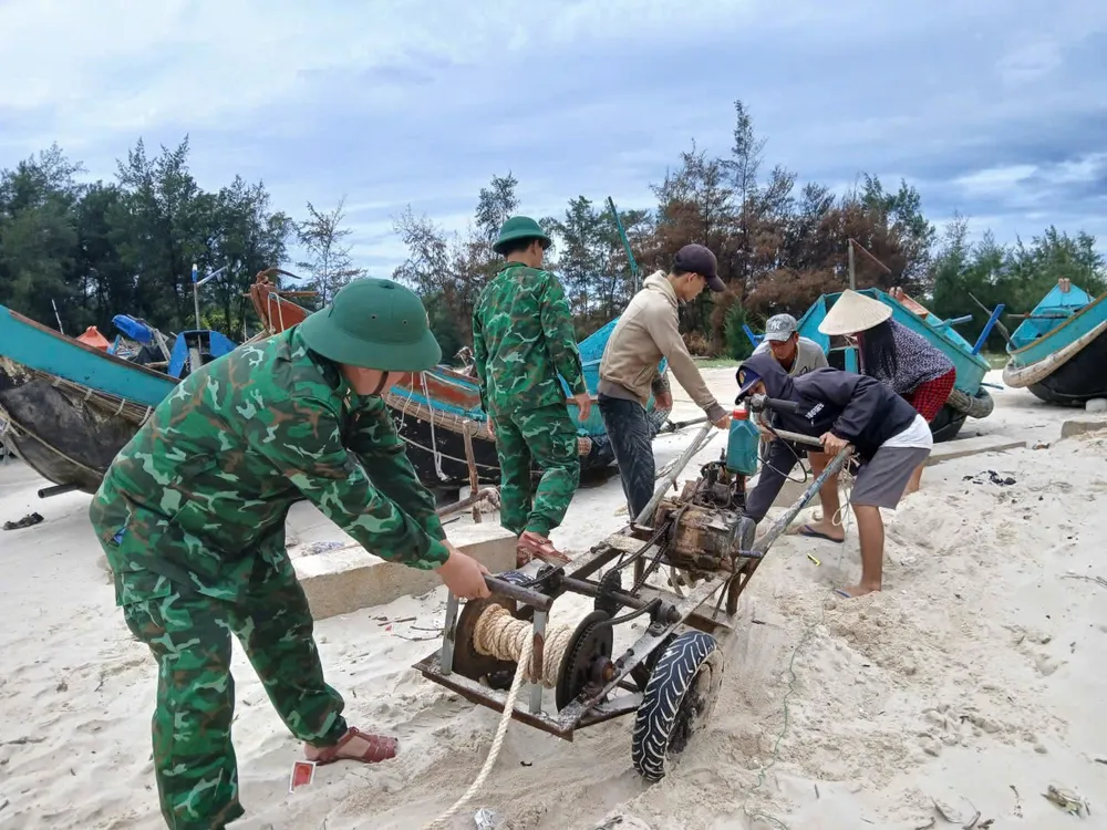 Bộ đội Đồn biên phòng Ngư Thủy đưa máy kéo thuyền lên bờ