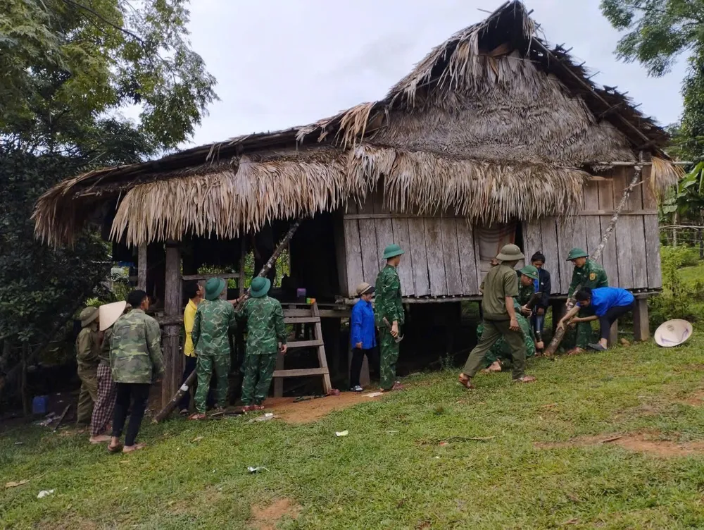 Bộ đội Đồn biên phòng Ra Mai, xã Dân Hóa chằng néo nhà cho bà con dân bản