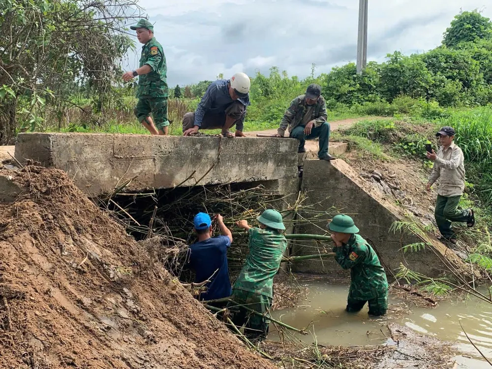 Bộ đội Đồn biên phòng Thuận thông kênh mương trước bão số 5