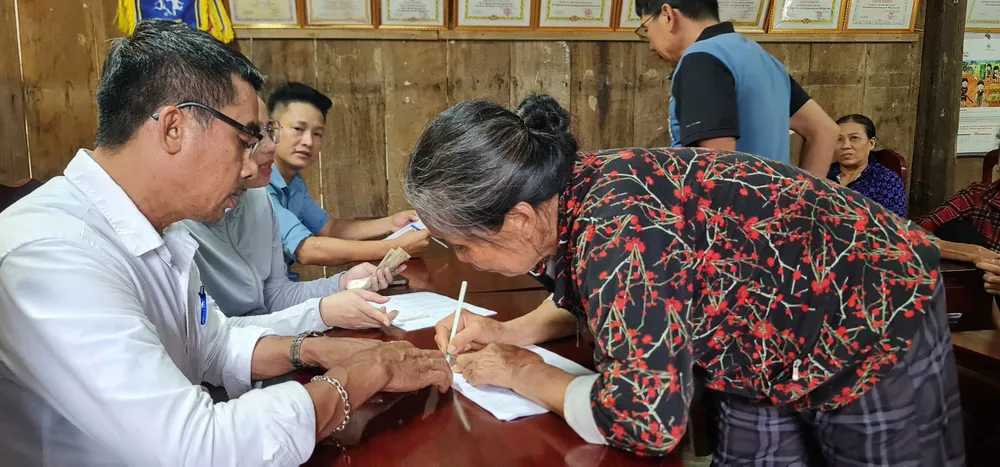 Quà Tết Độc lập vượt lũ đến tận bản vùng biên Quảng Trị