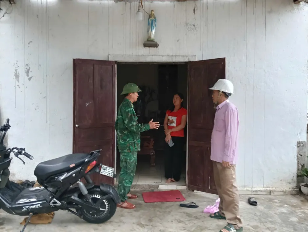 Bộ đội biên phòng Quảng Trị đến thăm hỏi người dân chằng néo nhà cửa tránh bão số 10