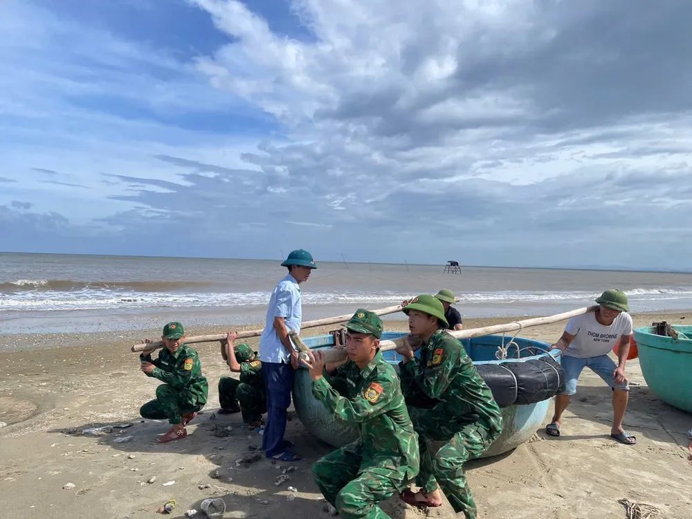 Bộ đội biên phòng giúp ngư dân Phú Trạch đưa thuyền chạy bão