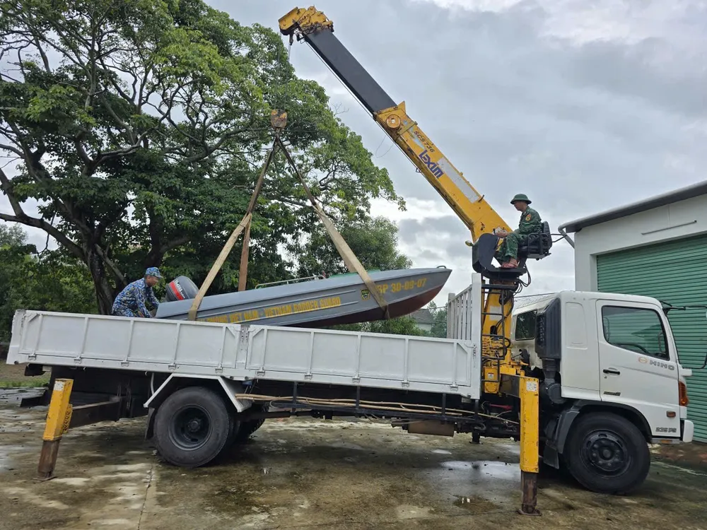 Bộ đội biên phòng đưa xuồng ca nô về vùng trũng ứng trực