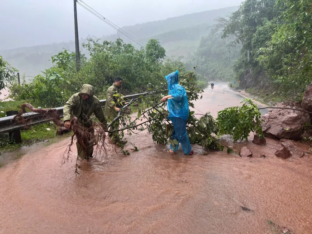 Sạt lở tại km293 quốc lộ 14 thôn A Liêng, xã Tà Rụt