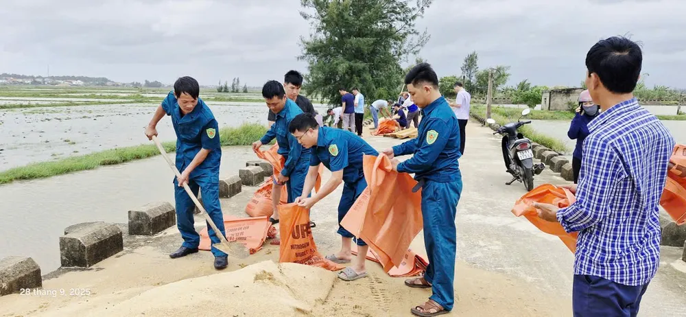 Dân quân xã Đông Trạch gia cố đê