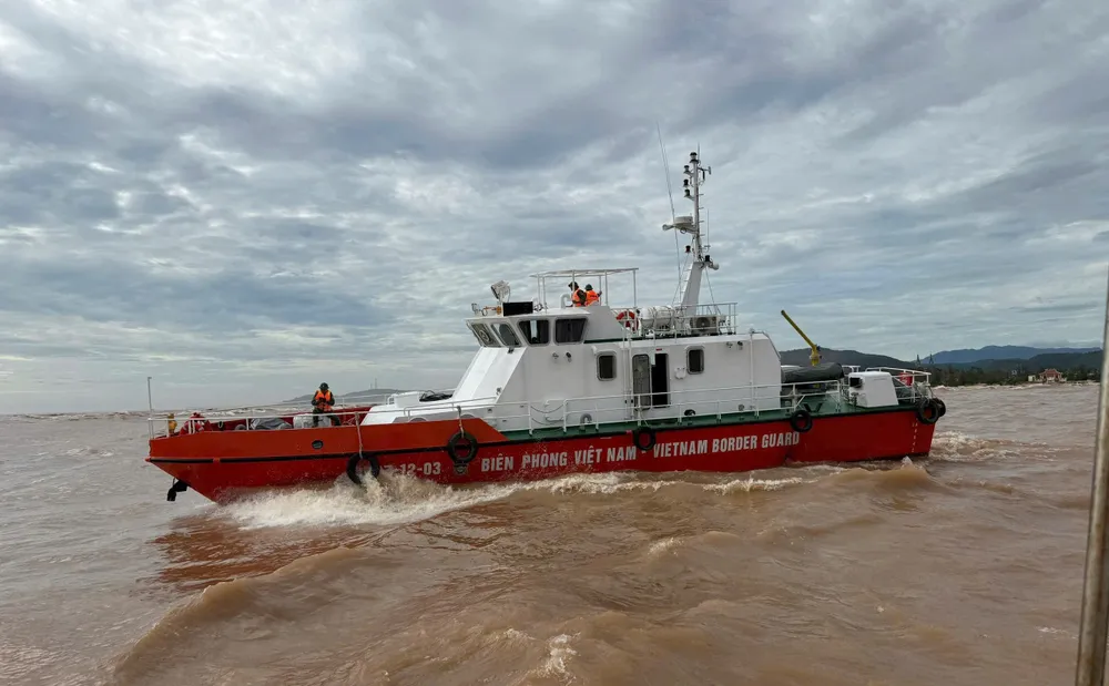 Huy động 9 tàu chuyên dụng tìm kiếm 8 ngư dân mất tích