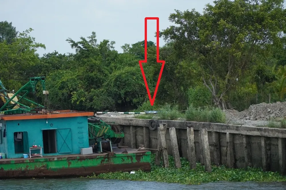 Tháo dỡ biển báo tại bãi cát gần phà Đình Khao ảnh 1