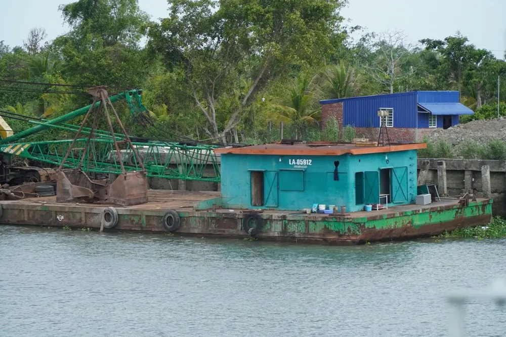 Tháo dỡ biển báo tại bãi cát gần phà Đình Khao ảnh 3