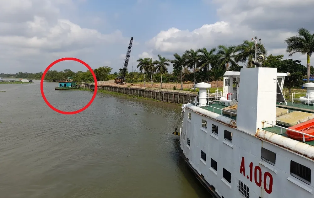 Tháo dỡ biển báo tại bãi cát gần phà Đình Khao ảnh 2