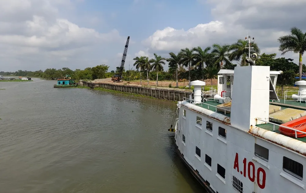 Tháo dỡ biển báo tại bãi cát gần phà Đình Khao