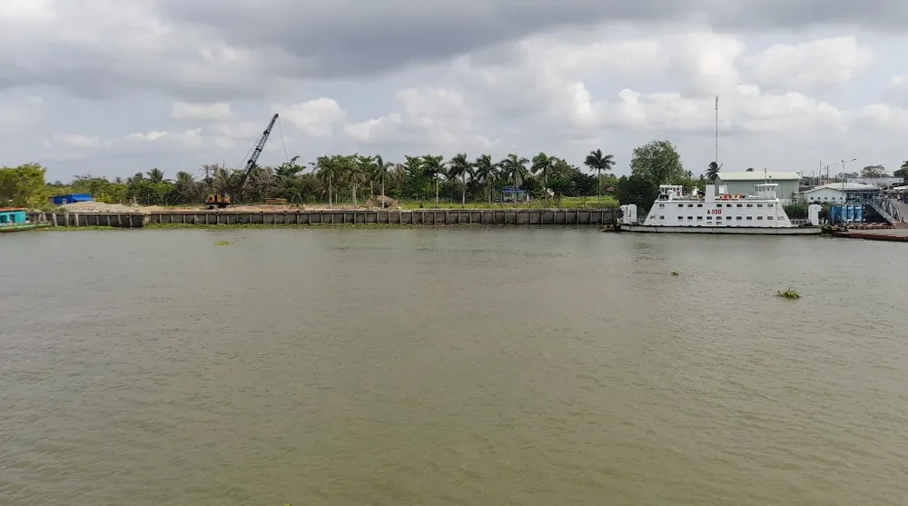 Tháo dỡ biển báo tại bãi cát gần phà Đình Khao ảnh 4