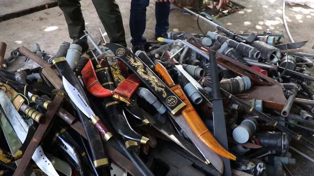 Công an Vĩnh Long tiêu hủy hơn 1.500 vũ khí thô sơ, tự chế ảnh 1