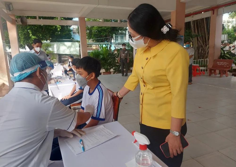 Vĩnh Long: Tiêm vaccine ngừa Covid-19 cho hơn 8.700 học sinh lớp 6 ảnh 1