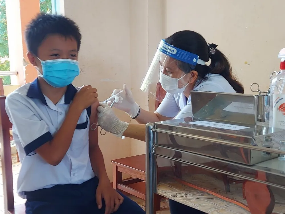 Vĩnh Long: Tiêm vaccine ngừa Covid-19 cho hơn 8.700 học sinh lớp 6 ảnh 2