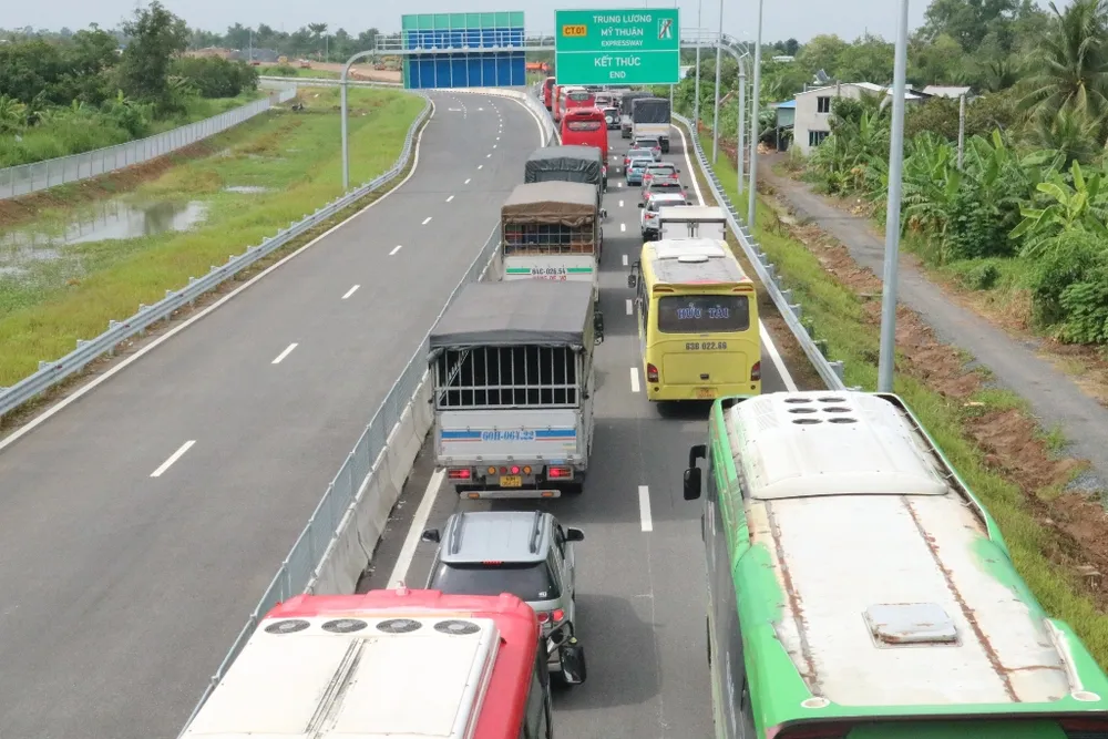 Kẹt xe nghiêm trọng tại cầu Rạch Miễu ảnh 6