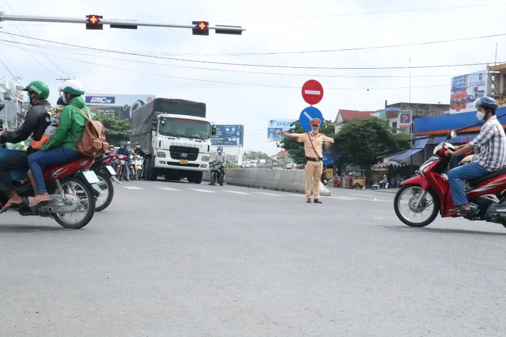 Kẹt xe nghiêm trọng tại cầu Rạch Miễu ảnh 8