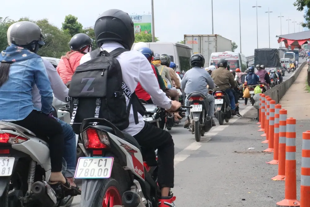 Kẹt xe nghiêm trọng tại cầu Rạch Miễu ảnh 7