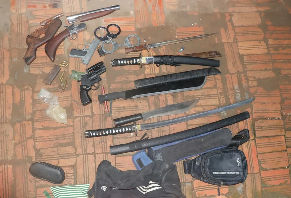 Gã lạ mặt gửi túi đồ ở nhà trọ rồi đi biền biệt, mở ra toàn súng và hung khí ảnh 2