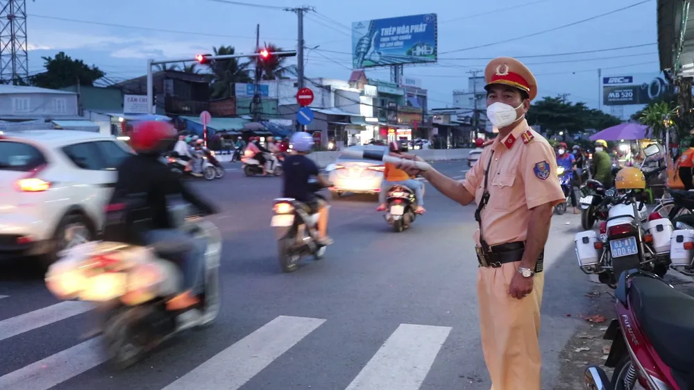 Người dân trở lại TPHCM làm việc sau kỳ nghỉ lễ ảnh 4