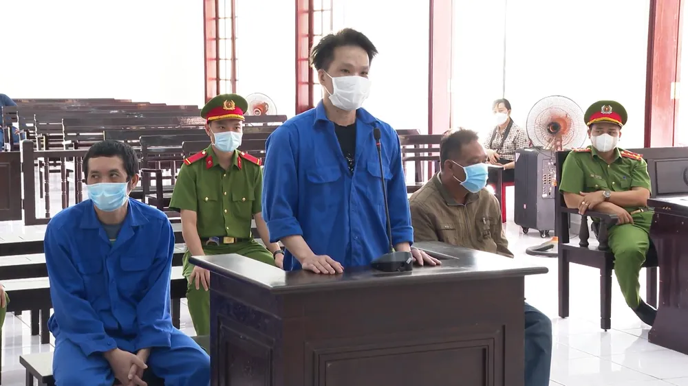 32 năm tù cho 3 bị cáo lấy chì lừa giả cổ vật để bán, chiếm đoạt nửa tỷ đồng ảnh 1