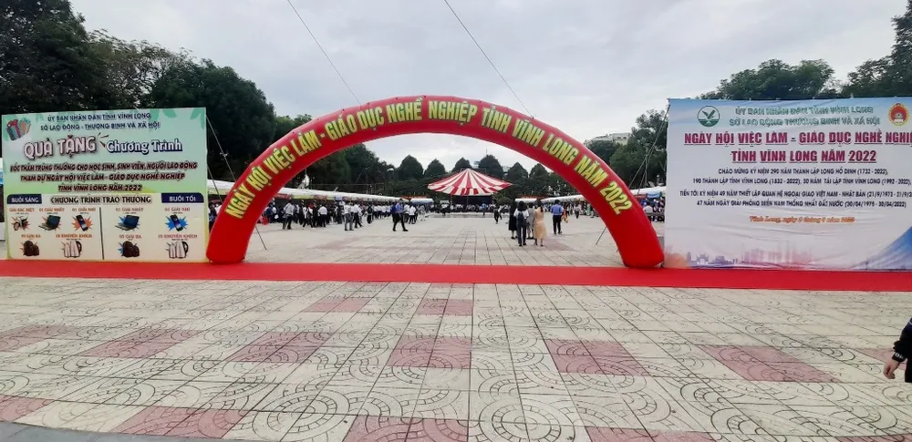 Hàng ngàn người tham gia ngày hội việc làm ở Vĩnh Long  ảnh 1