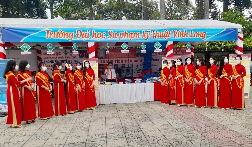 Hàng ngàn người tham gia ngày hội việc làm ở Vĩnh Long  ảnh 2