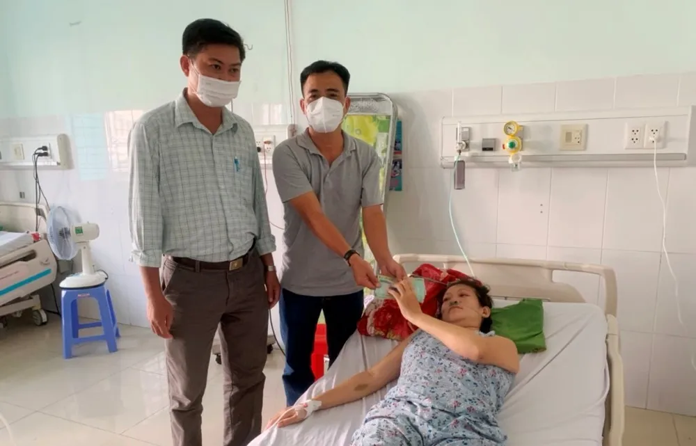 Trao gần 38,5 triệu đồng giúp chị Lâm Thị Diệu Hiền ảnh 1