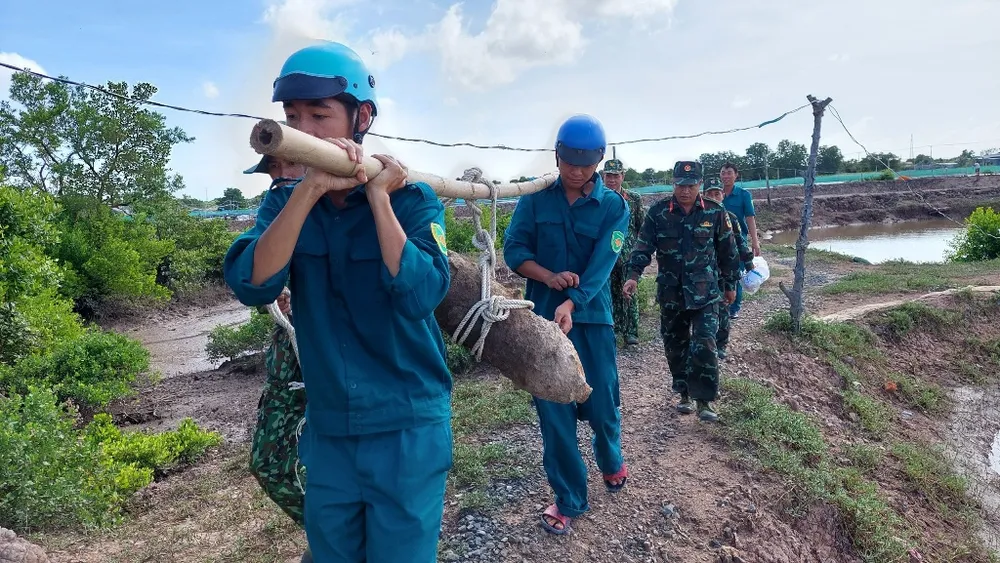 Đào vuông tôm, phát hiện bom 112kg còn ngòi nổ ảnh 1