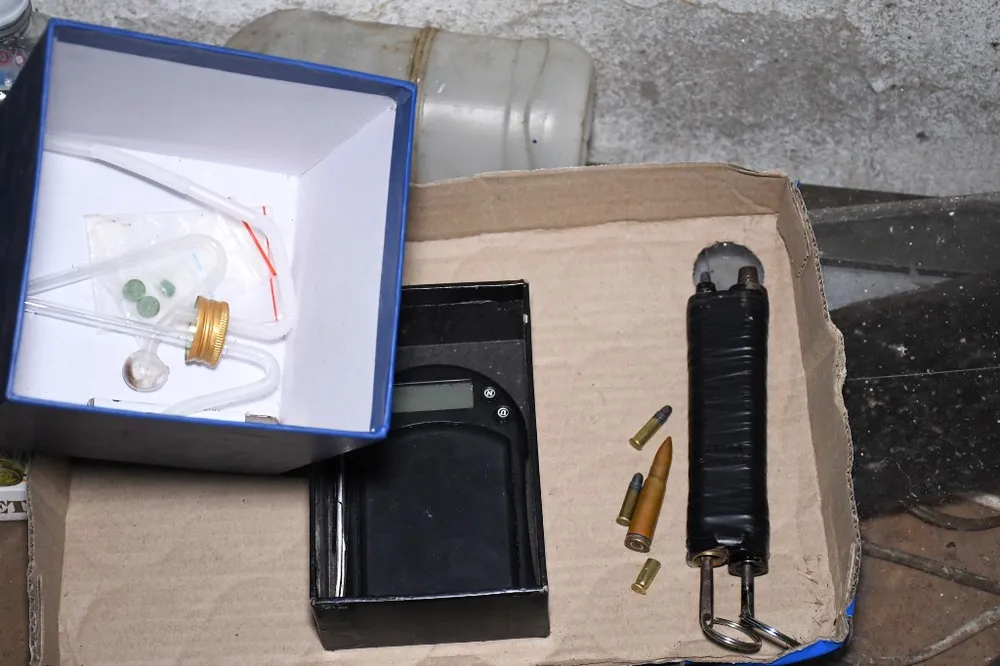 Bắt giữ đối tượng tàng trữ trái phép ma túy và vũ khí tự chế ảnh 2