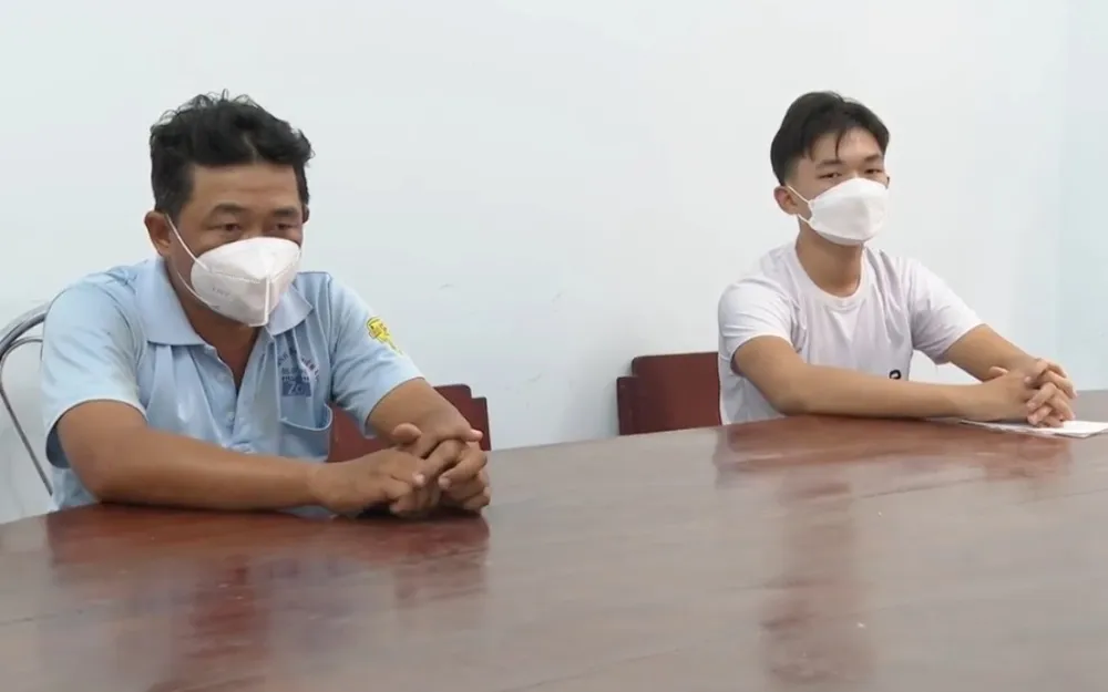 Mua giấy phép lái xe giả cho con trai sử dụng, cả hai cha con bị khởi tố ảnh 1