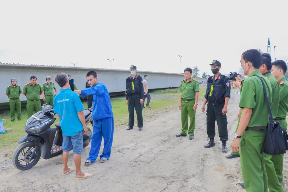 Thực nghiệm điều tra vụ giết người, cướp tài sản dưới cầu Cần Thơ ảnh 1