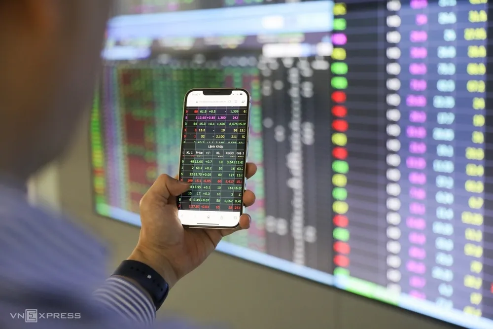 VinaCapital: Đợt bùng phát Covid-19 lần thứ 4 đã gần đạt đỉnh, nhà đầu tư không nên bán lúc này ảnh 1