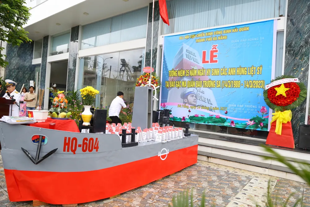 Mô hình tàu HQ-604 cùng 64 bài vị mang tên các anh hùng liệt sĩ. Ảnh: PHẠM NGA