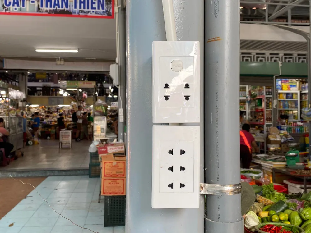 Hệ thống điện được lắp đặt kĩ càng, đảm bảo an toàn cháy nổ. Ảnh: PHẠM NGA