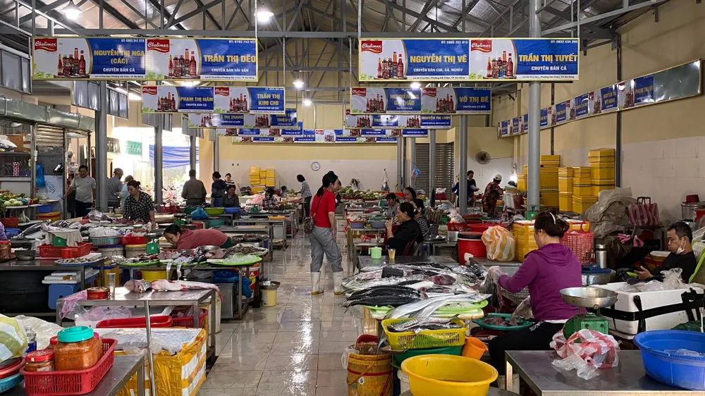 Khu vực chợ cá được cải tạo, sắp xếp có trật tự và đảm bảo vệ sinh, đảm bảo an toàn thực phẩm cho du khách. "Đối với các hộ kinh doanh đều có sự đầu tư về mặt hàng hóa. Không những sản phẩm đa dạng mà còn trưng bày đẹp, giá cả phù hợp và đặc biệt là chất lượng phải tốt thì mới gây dựng được uy tín và phát triển lâu dài." Ông Hoàng Trung Thượng Đức, Phó BQL chợ hàn cho biết. Ảnh: PHẠM NGA