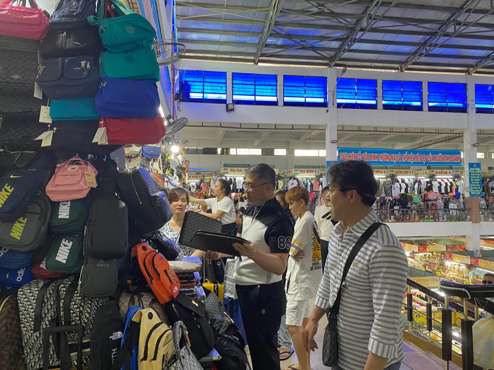 Việc nâng cấp, cải tạo không chỉ đem lại cho chợ Hàn một diện mạo mới mà còn sắp xếp lại trật tự kinh doanh theo hướng văn minh thương mại. Ảnh: PHẠM NGA