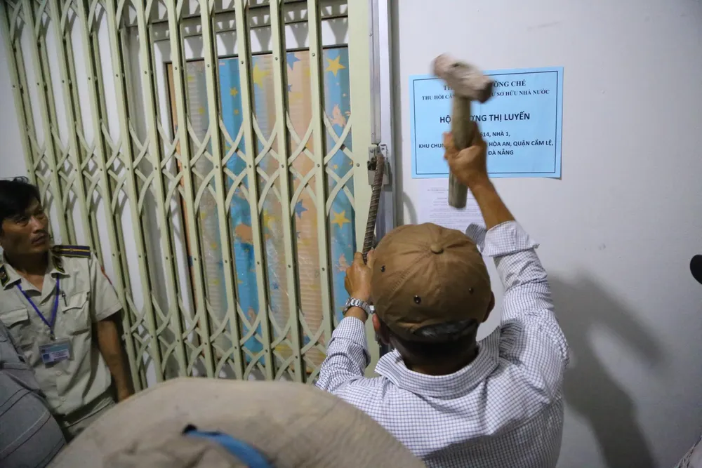 Tại thời điểm thực hiện cưỡng chế thu hồi, đại diện nhiều hộ dân không có mặt buộc cơ quan chức năng phải phá khóa để vào trong.