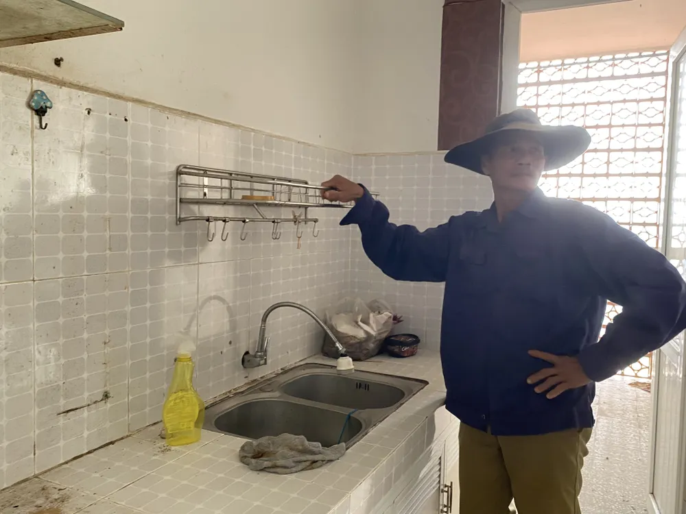 Nhiều căn hộ không có người ở trong thời gian dài đã trở nên nhếch nhác, rác thải và bụi bặm phủ khắp nhà.