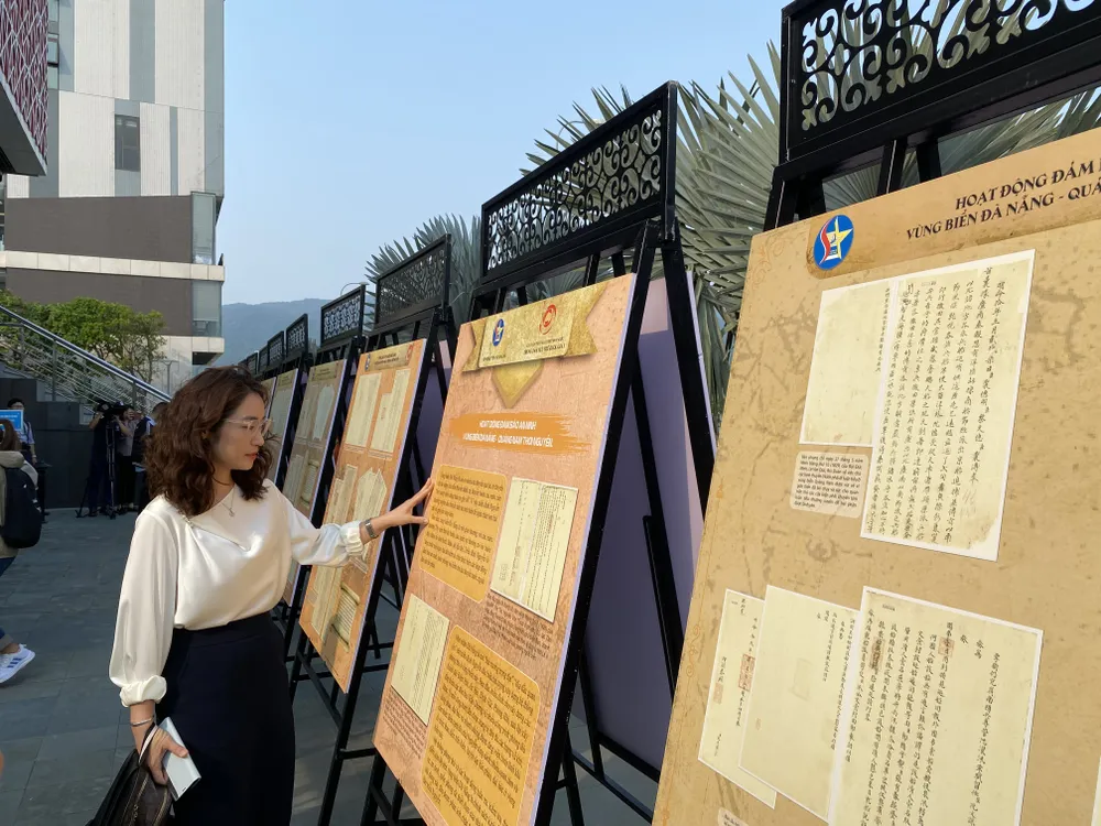 Người dân và du khách thích thú với những tác phẩm tại buổi triển lãm