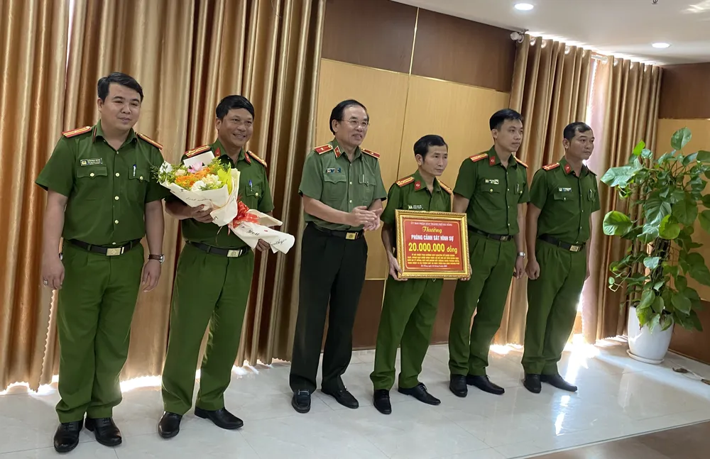 Thiếu tướng Vũ Xuân Viên trao thưởng cho Phòng Cảnh sát hình sự