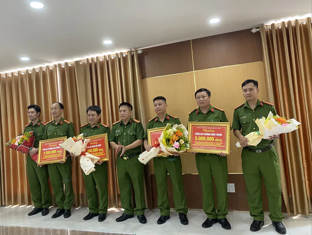 Đại tá Nguyễn Văn Tăng trao thưởng cho các đơn vị