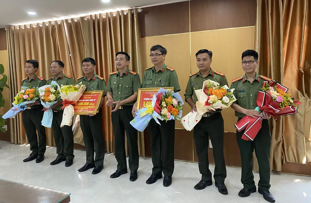 Thượng tá Nguyễn Đại Đồng, Phó Giám đốc Công an TP Đà Nẵng trao thưởng cho Phòng An ninh điều tra và Phòng An ninh kinh tế