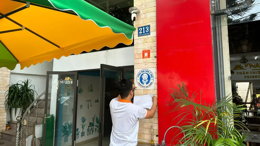 Chủ một khách sạn đang dán logo nhận diện mô hình xã hội hóa nhà vệ sinh công cộng. Chủ một khách sạn đang dán logo nhận diện mô hình xã hội hóa nhà vệ sinh công cộng.