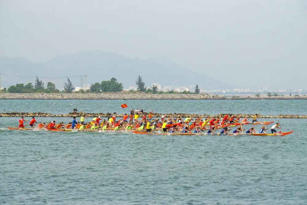 Giải đấu được tổ chức ở khu vực chân cầu Thuận Phước hướng về cảng Tiên Sa trước sự cổ vũ của đông đảo người dân và khách du lịch