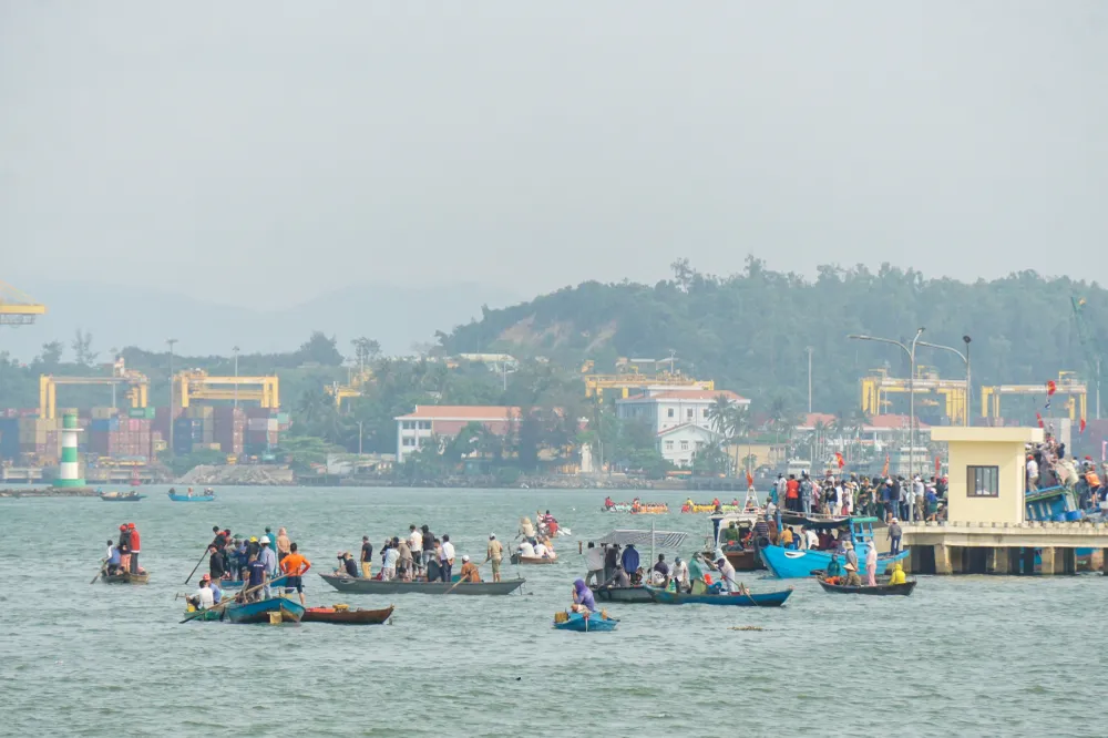 Rất đông cổ động viên dùng thuyền ra sông để cổ vũ cho các đội đua