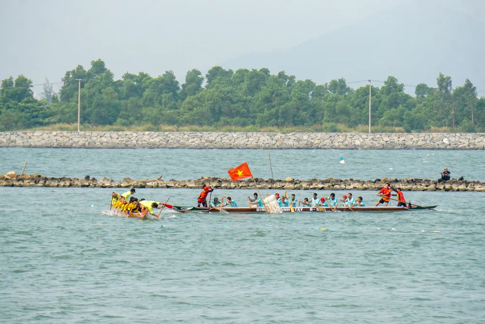 Các đội đua thực hiện động tác qua tiêu