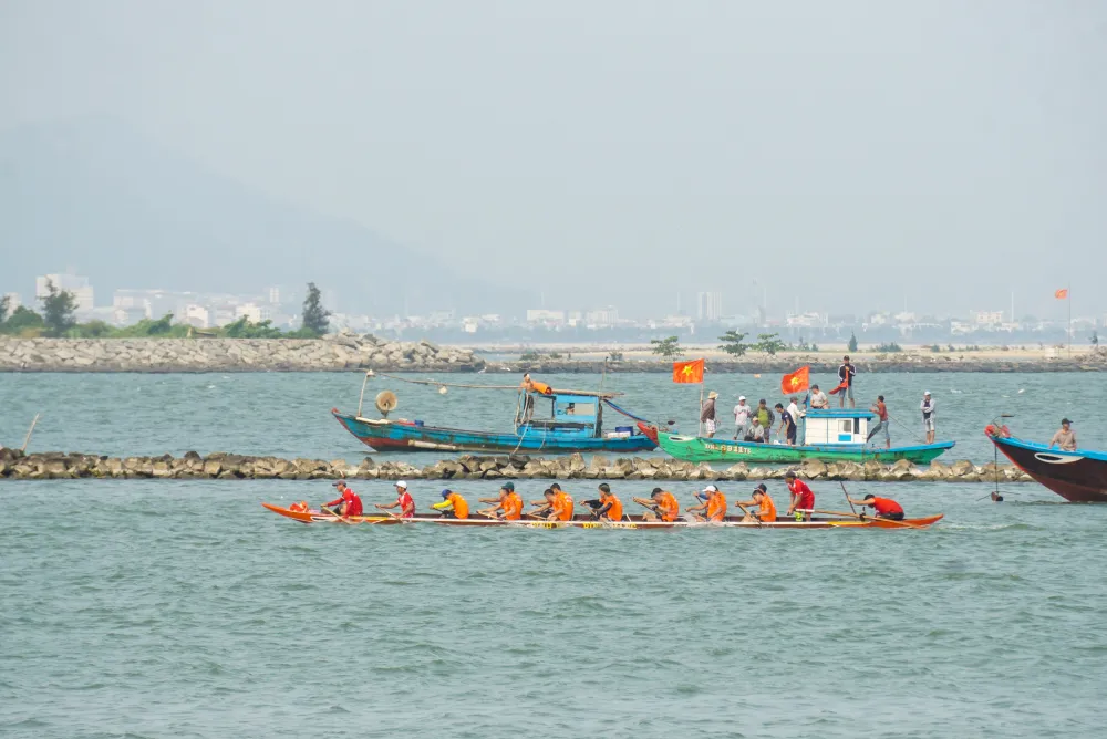 Người dân dùng cờ để cổ vũ cho các vận động viên và giải đấu