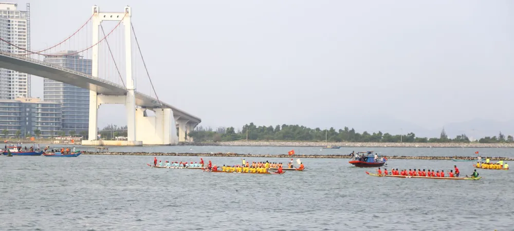 Các đội đua đang tiến về vạch xuất phát