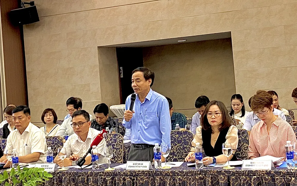 Ông Hà Vỹ, Phó Giám đốc Sở Văn hóa và Thể thao Đà Nẵng trình bày tham luận tại hội thảo